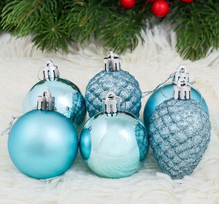 Набор украшений пластик 8 шт Небесный (4 шара d-5 см, 4 шишки) голубой 2131384 2131384